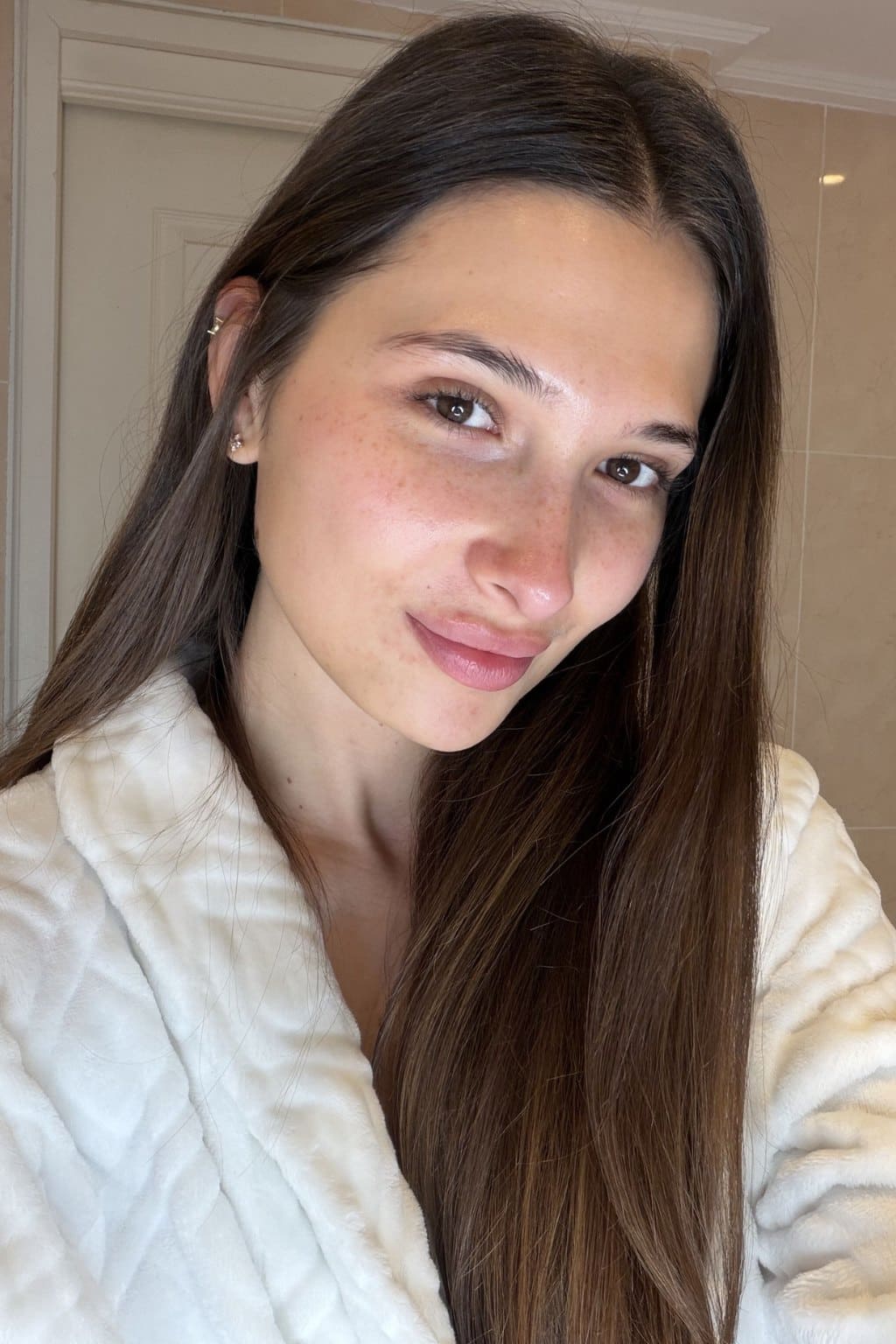 Photo après utilisation des Ice Globes Method Skin montrant le visage apaisé et plus lumineux de Laetitia après la routine visage