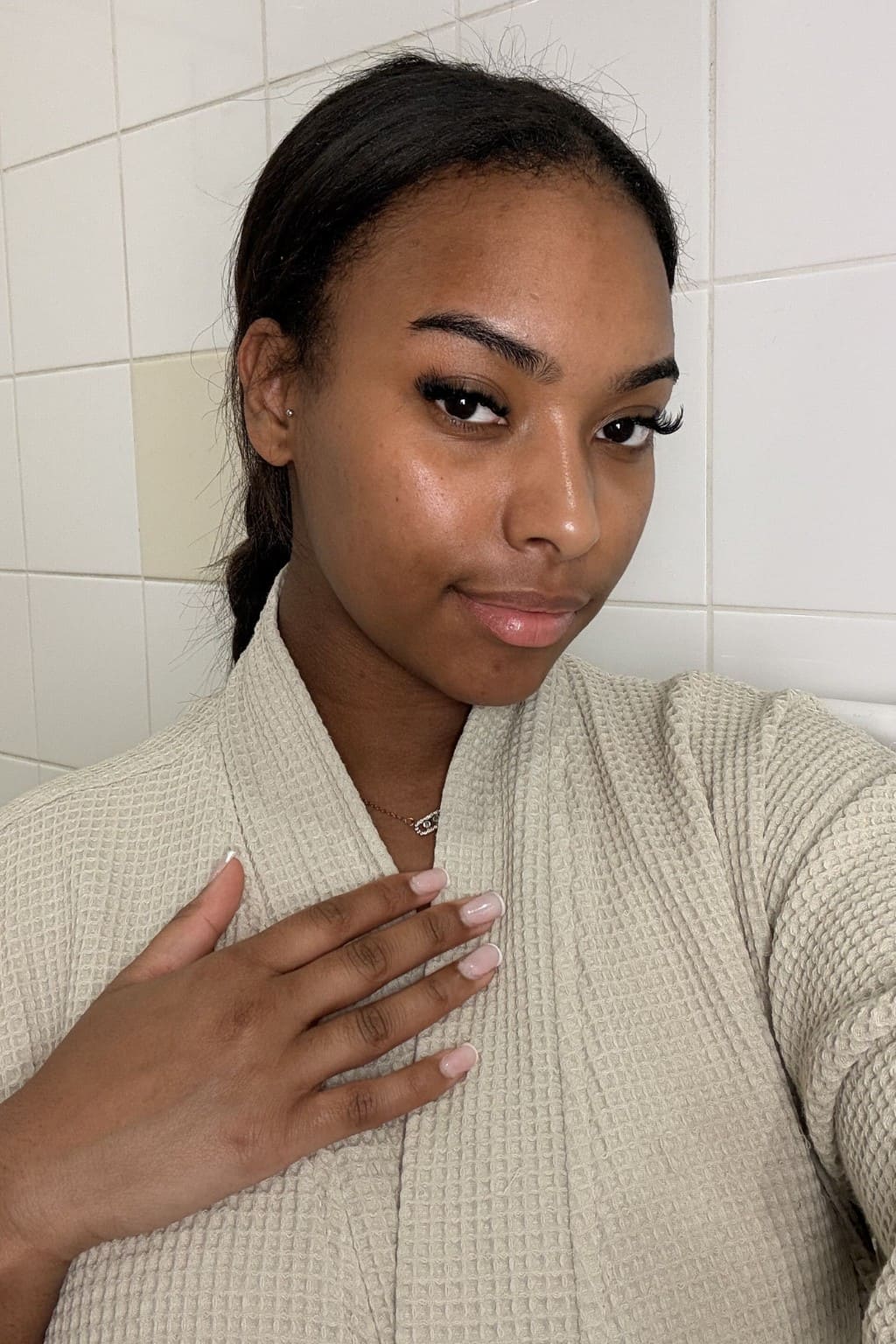 Photo avant utilisation des Ice Globes Method Skin montrant les cernes de Kelys avant la routine visage