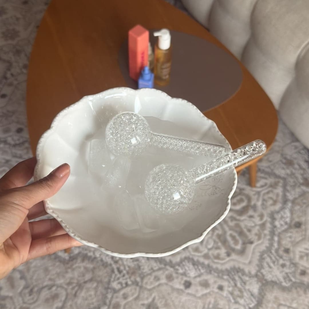 Ice globes Method Skin utilisés avec un sérum pour décongestionner le visage et un teint plus lumineux Image