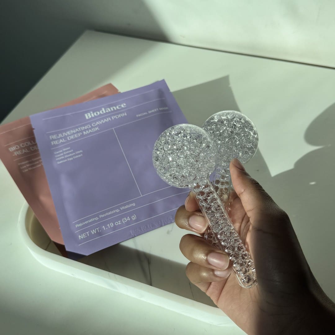 Ice globes Method Skin utilisés avec un masque hydratant pour une routine soin visage et un teint lumineux Image