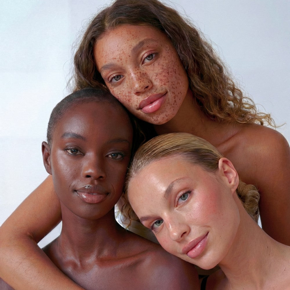 Trois femmes aux carnations différentes représentant la diversité des peaux et la beauté naturelle selon Method Skin Image